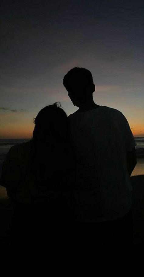 Long Fade Haircut, Sunset Couple Photography, Couple Shadow, Couples Hidden Face Pics, Boyfriend Instagram, Best Snapchat, Selfie Poses Instagram, Hidden Pictures, Couple Picture Poses