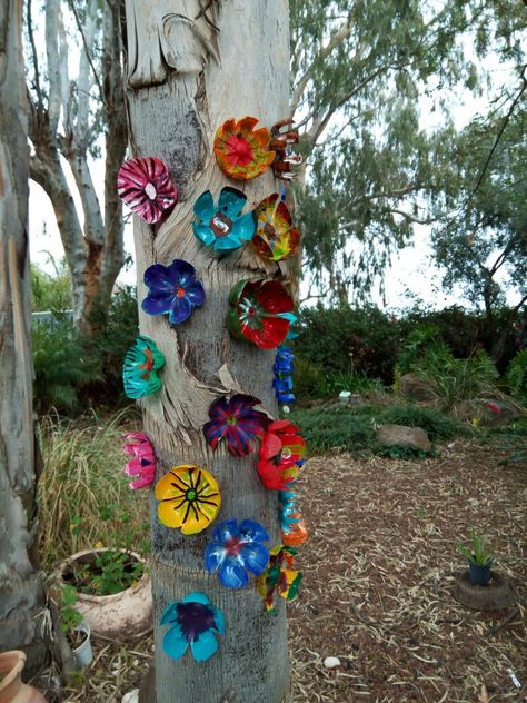 Plastic Bottle Crafts Diy, Yard Art Crafts, Hippie Garden, Empty Plastic Bottles, Reuse Plastic Bottles, Plastic Bottle Flowers, Diy Plastic Bottle, Recycled Garden, Plastic Bottle Crafts