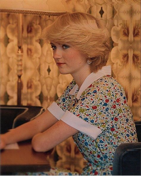 Rose Nora Anna, Rose Van Rijn, 1970s Haircut, 1980s Hairstyles, Edgy Bob Haircuts, Princess Diana Hair, Edgy Bob, Rose Vans, Grown Out Pixie