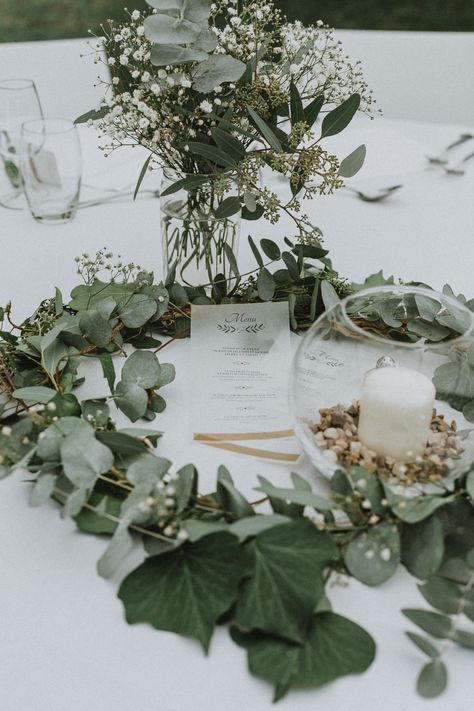 centre de table de mariage, lierre et eucalyptus, gypsophile Mums Wedding, Centre Table, Reception Flowers, Princess Wedding, Nature Wedding, Wedding Deco, Garden Wedding, Wedding Centerpieces, Wedding Inspo