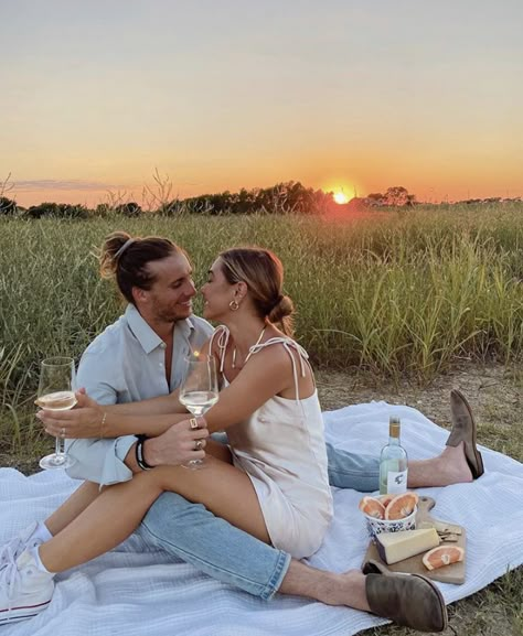 Picnic Engagement Photos, Picnic Photo Shoot, Picnic Pictures, Picnic Photography, Sunset Picnic, Wedding Fotos, Couple Inspo, Picnic Engagement, Engagement Pictures Poses