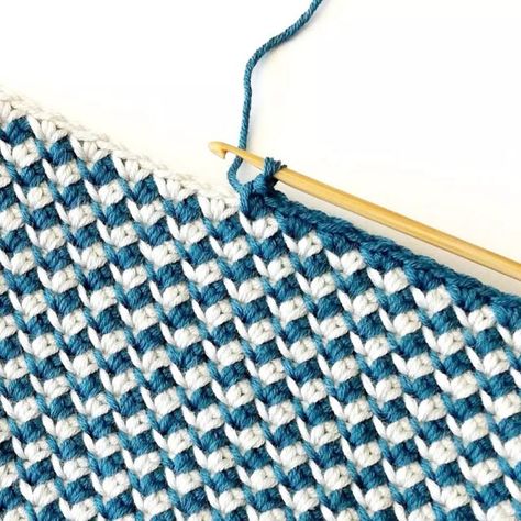 The mixed cluster stitch - Nordic Hook - Free crochet tutorial Crochet Stitch Two Colors, Two Single Crochet Stitch, Nordic Hook Crochet Stitches, Nordic Hook Crochet, Crochet Stitches For Blankets Free, Two Color Crochet, Nordic Crochet, Crochet Zipper Pouch, Uncinetto Zig Zag