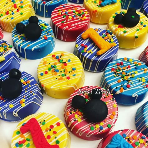 Mickey Mouse Cakesicles Ideas, Mickey Mouse Chocolate Covered Oreos, Mickey Mouse Clubhouse Desserts, Oreo Cookie Decorations, Mickey Mouse Oreo Cookies, Mickey Mouse Clubhouse Treats, Mickey Mouse Strawberries, Mickey Desserts, Mickey Oreos