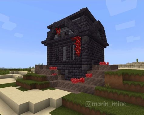 🇫🇷medial texture pack on Instagram: “Tonight was a test of the blackstones, the block of netherite and the basalt   #minecraft #medialpack #minecraftbuilds Minecraft Blackstone House, Minecraft Blackstone, Minecraft Medieval, Stone Blocks, Minecraft House, Minecraft Blueprints, Minecraft Buildings, Texture Packs, Minecraft Houses