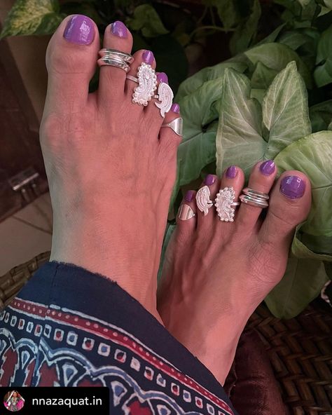 Metti Designs Silver Indian, Toe Rings Silver Indian Bride, Bichiya Toe Rings, Feet Jewellery, Maharashtrian Jewellery, Silver Anklets Designs, Baby Cast, Toes Ring Silver, Toe Ring Designs