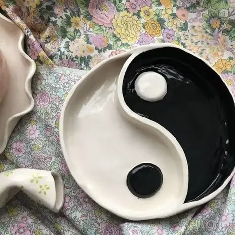 Slab Pottery Ideas For Beginners: 30 Ideas To Get You Started Ceramic Ying Yang, Ying Yang Clay Dish, Space Ceramics Ideas, Clay Crafts Plate, Polymer Clay Trays, Clay Plates Aesthetic, Ying Yang Clay, Hippie Clay Art, Clay Plates Diy