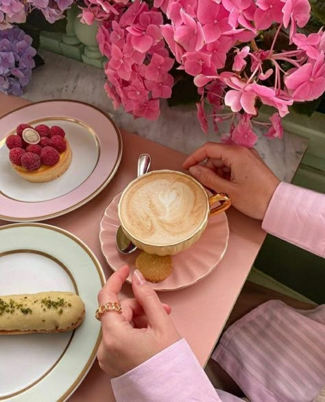 Aesthetic Coffee, Coffee Addict, Pretty Food, Me Time, Cute Food, Coffee Time, Pink Aesthetic, Aesthetic Food, Afternoon Tea