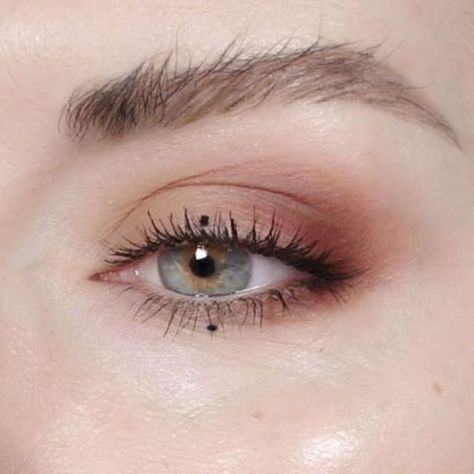 8 Minimal Eye Makeup Looks That Will Turn Heads Punk Eyeshadow Looks, Glittery Makeup, Teknik Makeup, Enchanted Woodland, Mekap Mata, Punk Makeup, Makeup Tip, Makijaż Smokey Eye, Make Up Looks