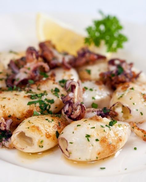 How to Make Squid Tender - La Cucina Italiana Cooking Squid, Squid Salad, Calamari Recipes, Grilled Squid, Squid Recipes, True Food, Oven Dishes, Calamari, Cooking Art