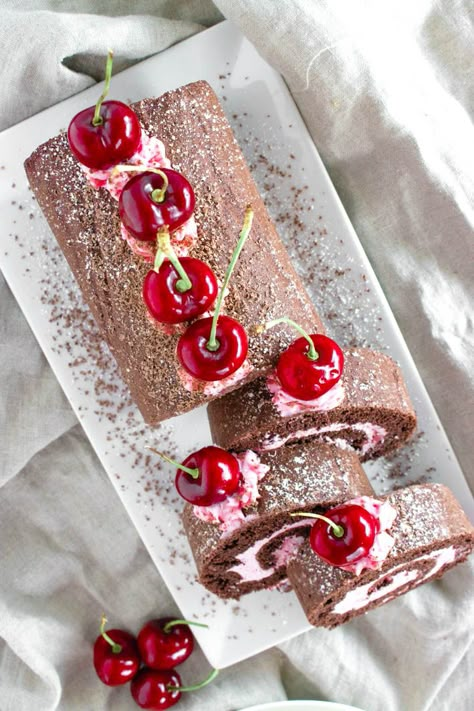 Cherry Cake Roll, Christmas Cake Chocolate, Rolls Cake, Cherry Buttercream, Pinwheel Cake, Cake For Christmas, Swiss Roll Cakes, Chocolate Swiss Roll, Chocolate Yule Log