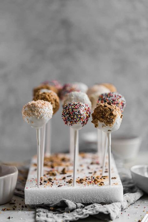 Cake Pops Vanilla, Small Deserts, Vanilla Cake Pops, Homemade Cake Pops, Perfect Cake Pops, Sweets Photography, Make Cake Pops, Food Photography Dessert, Chocolate And Vanilla Cake