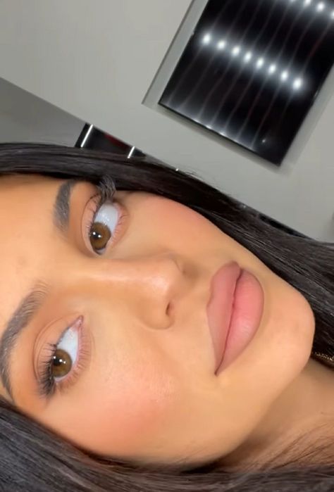 Unleash Your Creativity With 16 Eyeliner Makeup Looks #eyeliner #eyelinerstyles #eyelinerideas Makeup Looks Eyeliner, Eyeliner Makeup Looks, Kily Jenner, Stile Kylie Jenner, Look Kylie Jenner, Edgars Haircut, Looks Kylie Jenner, Kylie Makeup, Kylie Jenner Lips