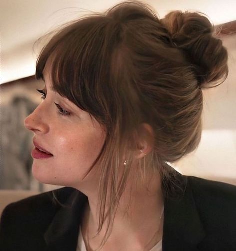 Short Bangs To The Side, Bob Haircut With Bangs Thick Hair, Dakota Johnson Updo Hair, Taylor Swift Updo Hairstyles, Long Face Curtain Bangs, Long Hair With Bangs Wavy, Dakota Johnson Long Hair, Dakota Johnson Ponytail, Head Band With Bangs