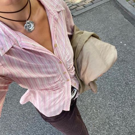 Casual Outfits For Ladies, Stylish Casual Outfits, Outfits For Ladies, 일본 패션, Rose Pendant, Rose Necklace, Mode Inspo, Foto Inspiration, Fall Collection