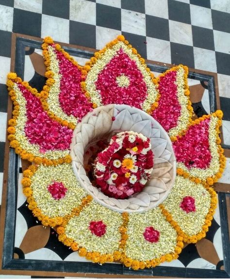 Mahadev Rangoli Designs, Rangoli From Flowers, Flowers Rangoli Designs Ideas, Mahadev Rangoli, Flower Rangoli Designs, Mahadev Parvati, Simple Flower Rangoli, Flowers Rangoli, Home Flower Decor