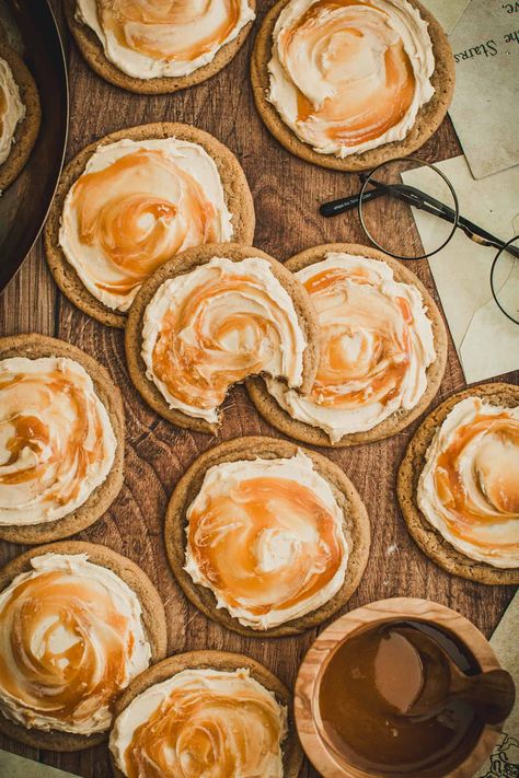 Beer Butter Cookies, Harry Potter Butterbeer Cookies, Butter Beer Cookies Harry Potter, Butterbeer Cookies Recipes, Harry Potter Christmas Cookies, Harry Potter Butter Beer Cookies, Harry Potter Baked Goods, Harry Potter Dessert Ideas, Butter Beer Cookies