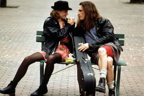 Pin for Later: 30 Underrated '90s Movies That Every Millennial Needs to See Singles — 1992 Linda Perry, Grunge Kids, Bridget Fonda, How To Be Single Movie, Indie Movie Posters, 90s Films, Grunge Couple, 90s Teen, Lisa Bonet