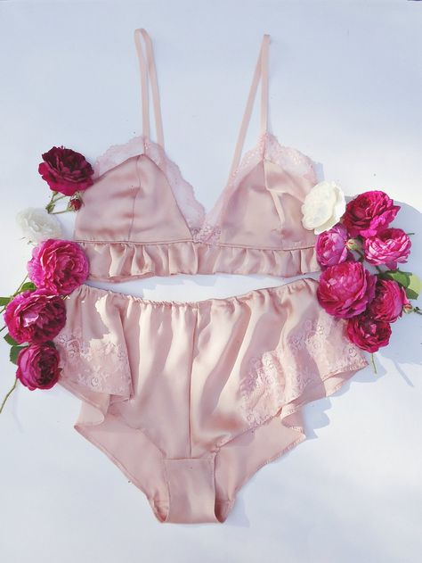 Soft Lingerie, Couleur Rose Pastel, Silk Bra, Lingerie Vintage, Silk Clothes, Lingerie Inspiration, Silk Outfit, Silk Lingerie, Cute Lingerie