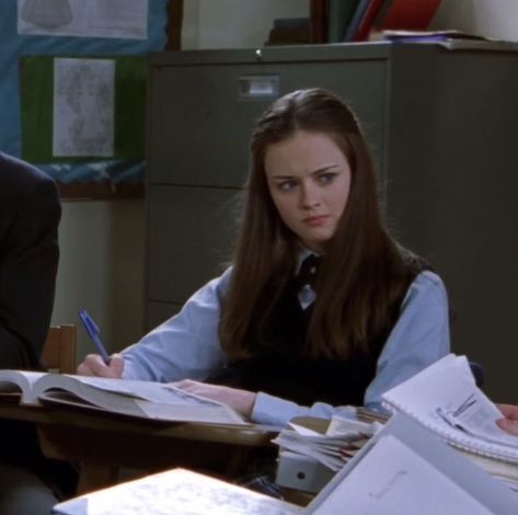 Rory Studying, Roy Gilmore, Rory Gilmore Studying, Chilton Rory, Gilmore Aesthetic, Babette Ate Oatmeal, Paris Geller, Romanticizing School, Gilmore Girl