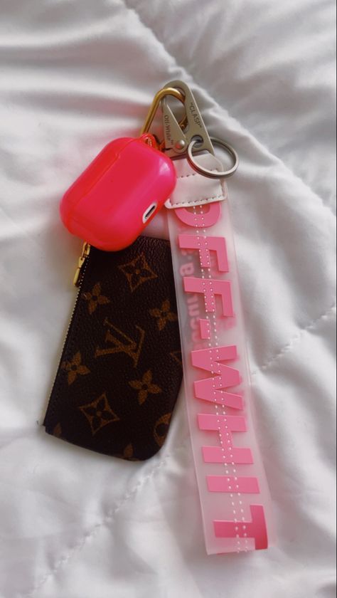 Preppy Keychain, Car Keychain Ideas, Preppy Car, Chains Aesthetic, Preppy Backpack, Preppy Accessories, Girly Car Accessories, Pink Keychain, Key Keychain