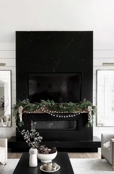 Black Christmas Decorations, Black Fireplace, Christmas Dreaming, Coffee Table Black, Christmas Fireplace Decor, Modern Christmas Decor, Christmas Interiors, Christmas Themes Decorations, Contemporary Christmas