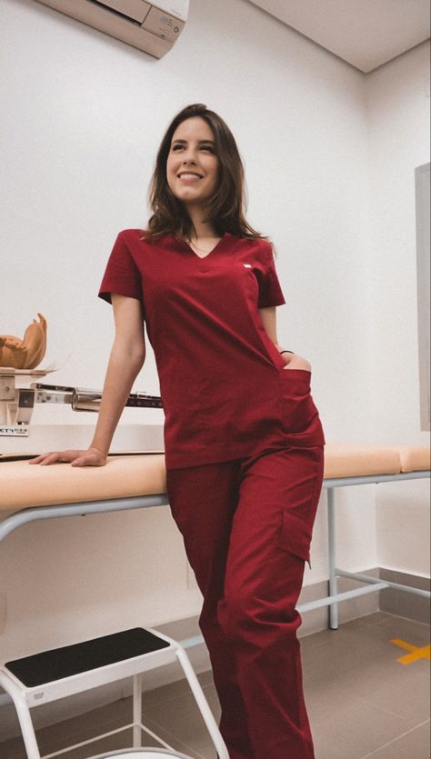 Faculdade de Medicina Red Scrubs Aesthetic, Doctor Outfit Women Work Wear, Doctor Outfit Women, Medical Uniforms Woman, Red Scrubs Outfit, Doctors Scrubs, Psychologist Outfit, Scrubs Uniform Cute, Nurse Clothes