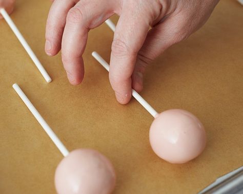 Baby Rattle Cake Pops, Cricut Baby Shower Invitations, Rattle Cake Pops, Cricut Baby Shower, Rose Cake Pops, Cake Pop Tutorial, Cake Pop Designs, Cake Pop Maker, Baby Shower Cake Pops