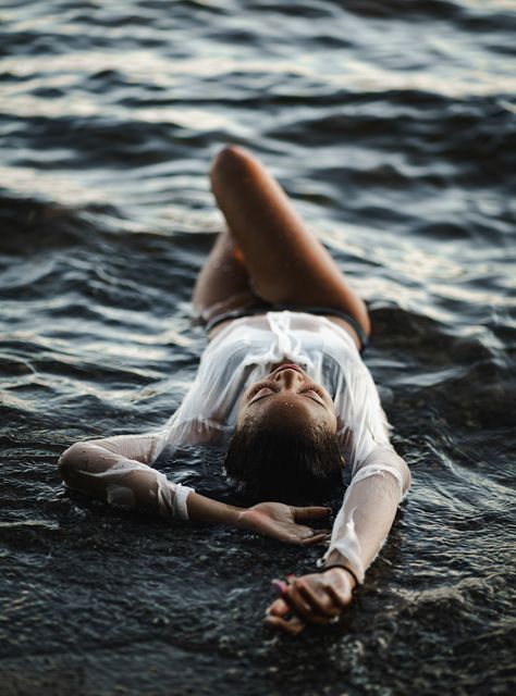 woman in white shirt lying on the beach photo – Free Water Image on Unsplash Beach Fashion Photography, Beach Photo Inspiration, Lake Photoshoot, Bouidor Photography, Beach Photo Session, Woman In White, Summer Picture Poses, Beach Model, Water Pictures