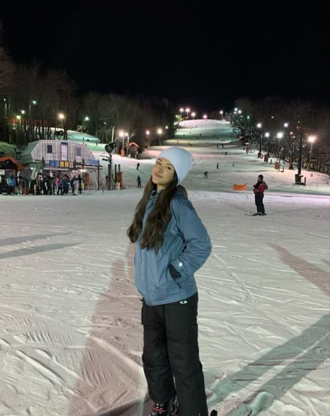 Snowboarding Fits Aesthetic, Skiing Clothes, Mode Au Ski, Ski Fits, Snow Fits, Ski Pics, Ski Trip Outfit, Lily Calloway, Apres Ski Outfits