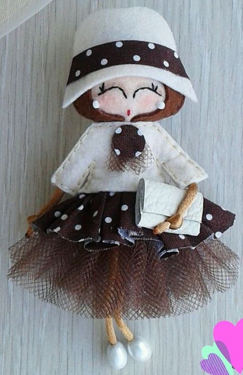 Necktie Crafts, Doll Brooch, Yarn Dolls, Fairy Crafts, Beginner Sewing Projects Easy, Felt Brooch, Art Dolls Handmade, Tiny Dolls, Felt Christmas Ornaments