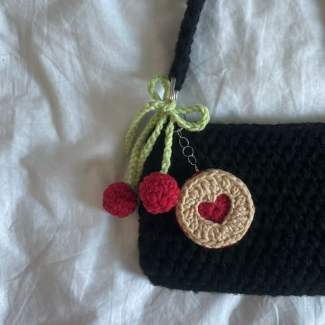 beginner-friendly tutorial & free pattern by mahumcrochets | #crochet #diy shoulder bag with cute accessories Crochet Charms For Bags, Crochet Bag Charm Pattern, Bag Charm Crochet Pattern, Cute Crochet Charms, Crochet Present Ideas, Crochet Bag Keychain, Bag Charms Crochet, Cute Crochet Gift Ideas, Crochet Bag Charm Free Pattern