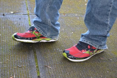 Running shoes as everyday shoes. | 20 Things Men Over 30 Should Never Wear. This is hilarious! Running Shoe Outfit, Running Shoes Outfit Men, Running Shoes With Jeans, Ethical Shoes, Running Everyday, Advice For Men, Men Over 50, Wrinkle Free Skin, Style Advice