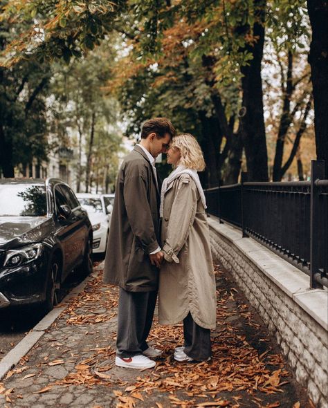 Photoshoot Ideas For Boyfriend, City Couples Photography, Fall Couple Pictures, Couples City, Fall Couple Photos, Fall Shoot, Good Photos, Couple Pose, Photographie Portrait Inspiration