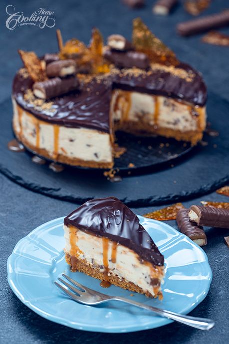 Twix Cheesecake Recipe, Cheesecakes No Bake, Twix Cheesecake, Twix Cake, Adventure Videos, Twix Bars, White Chocolate Raspberry Cheesecake, Cheesecake No Bake, Chocolate Raspberry Cheesecake