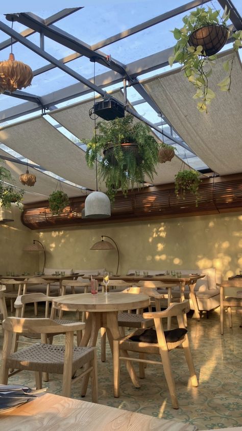 New Cafe Design, Aesthetic Indian Restaurant, Cafe Inside Aesthetic, Industrial Cafe Aesthetic, Garden Cafe Aesthetic, Cafe Aesthetic Indian, Outside Cafe Aesthetic, Aesthetic Cafe Food Pictures, Mumbai Cafe Aesthetic