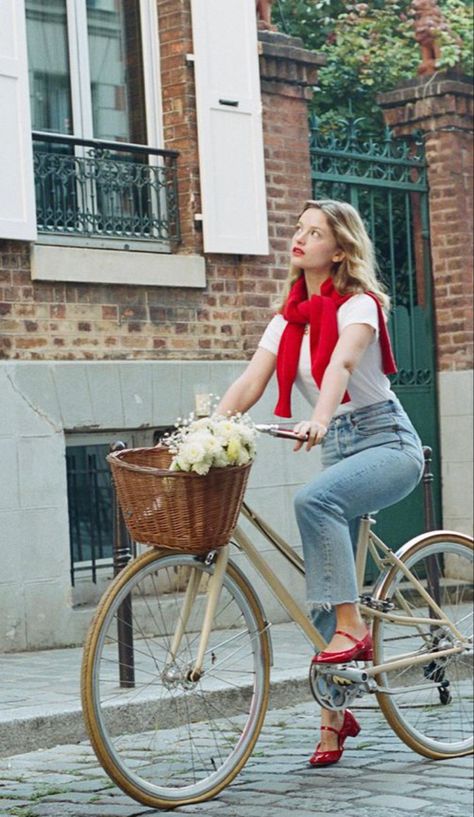 Red Accent Outfit Street Styles, Fall Biking Outfit, Vintage Heels Outfit, Romantic Aesthetic Outfit, Camille Yolaine, Korean Winter Outfits, French Chic Fashion, Modest Casual Outfits, French Girl Chic