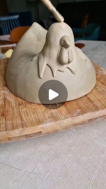 Hen Art, Ceramics Videos, Pottery Birds, Pig Sculpture, Clay Videos, Ceramic Chicken, Animal Ideas, Pottery Animals, Pinch Pots