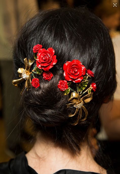 Street Style Stockholm, Runway Hair, Flowers In Her Hair, Floral Fashion, Dolce E Gabbana, Dolce & Gabbana, Hair Jewelry, Trending Accessories, Bridal Hair