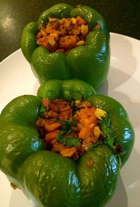 Green Capsicum Recipes, Stuffed Capsicum Vegetarian, Stuffed Capsicum, Capsicum Recipes, Green Capsicum, Celebrity Chef, Gravy Recipes, Peppers Recipes, Vegan Dinner