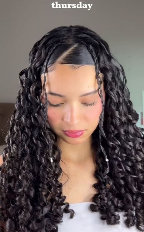 Hairstyles For Kinda Curly Hair, Prom Hairstyles For Long Curly Hair, P.e Hairstyles For School, Curly Hairstyles For Medium Hair Wedding, Hairstyles With No Gel, Damaged Curly Hairstyles, Curly Hair Concert Hairstyles, Hairstyles Latina Hair, Curly Hair Party Hairstyles