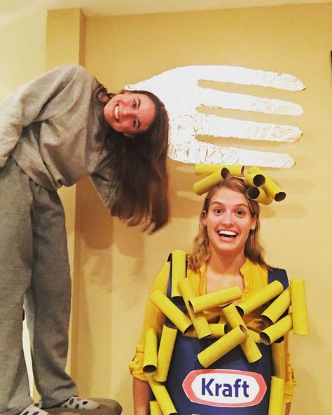 DIY couples costume, fork & macaroni and cheese Fork Costume, Max And Cheese Costume, Cheese Costume, Diy Couples Costumes, Homemade Costumes, Diy Valentines Gifts, Couple Halloween, Couple Halloween Costumes, Couples Costumes