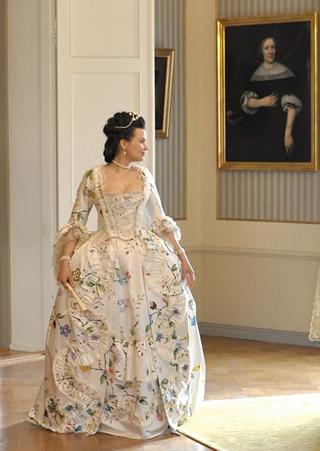 Before the Automobile: Hand painted robe à la Française, late 1750's to early 1770's French Fashion 1700 Court Dresses, Roccoco Dresses, 18th Century Gown, 18th Century Dresses, Colorful Gown, Rococo Dress, Colonial Dress, 18th Century Dress, Rococo Fashion