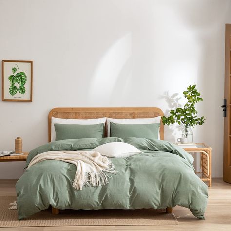 Safe Green Comforter Bedroom, Bedding Ideas Sage Green, Sage Green Bedspread, Green Duvet Bedroom, Duvet Covers Sage Green, Light Green Bedroom Aesthetic, Sage Bedsheets, Safe Green Comforter, Brown Sheets Green Comforter