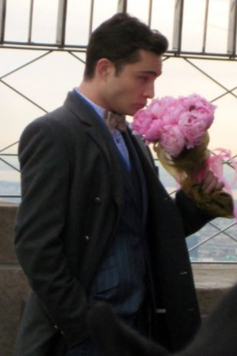 Chuck Bass of Gossip Girl waiting to propose to Blair with a bouquet of peonies ... Chuck E Blair, Mode Gossip Girl, Estilo Blair Waldorf, Estilo Gossip Girl, Stile Blair Waldorf, Gossip Girl Aesthetic, Chuck Blair, Chuck And Blair, Ed Westwick