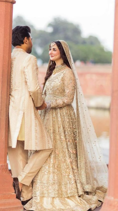 Nikkah Poses, Romantic Couple Pic, Hala Hamza, Nikkah Shoot, Haniya Amir, Bride Groom Photoshoot, Mere Humsafar, Nikah Outfit, Groom Photoshoot