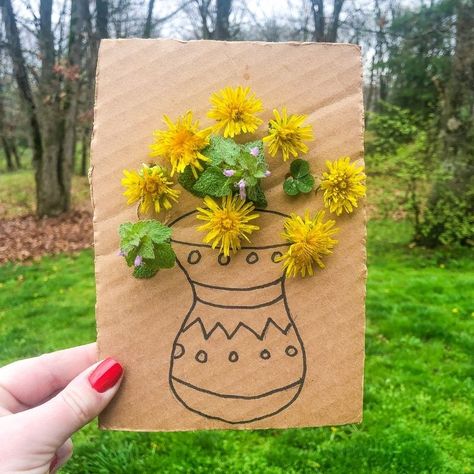 Nature Walk Cardboard Vase Activity that is so fun and easy to make with your kids. If you have cardboard on hand, this diy is free to make. #passion4savings #diy #activity #cardboard #nature #hike #naturewalk #fun #summer #spring #flowers #dandelions Cardboard Vase, Flower Vase Crafts, Plant Activities, Plant Crafts, Monthly Crafts, Theme Nature, Spring Crafts For Kids, Vase Crafts, Nature Walk