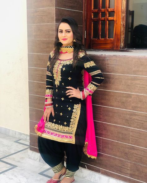 indian fashion#punjabi#suit Girls Suit Design, Suit Design Ideas, Patiyala Salwar, Punjabi Suit Design, Mom Daughter Outfits, Punjabi Fashion, Friends Style, Punjabi Salwar, Pakistani Wedding Outfits