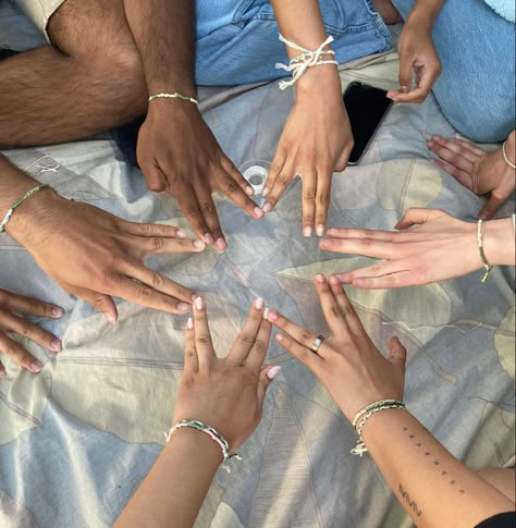 Group Hangout Ideas, Friends Picnic Aesthetic, Diverse Friend Group, Friendship Bracelets Aesthetic, Crafts With Friends, Aesthetic Summer Picnic, Group Hangout, Summer Picnic Aesthetic, Friendship Bracelet Making