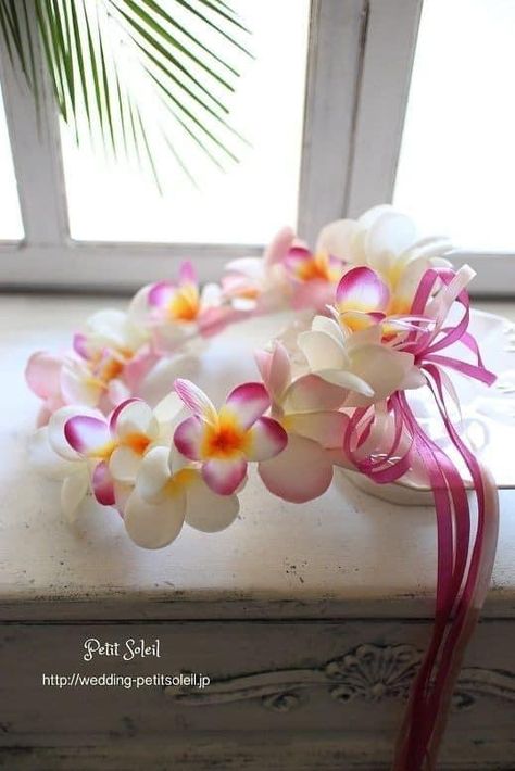 Hawaiian Flower Arrangements, Fresh Flower Bouquets Wedding, Frangipani Wedding, Plumeria Bouquet, Hawaiian Wedding Flowers, Beach Wedding Aisles, Tropical Wedding Bouquets, Quince Themes, Luau Decorations