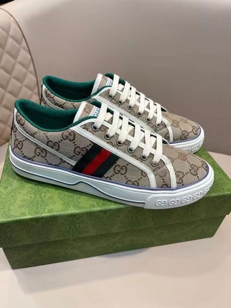 Tenis Gucci, Gucci Shoes Women, Dubai Safari, Expensive Things, Chukka Sneakers, Branded Shoes, Pretty Shoes Sneakers, Fashion Shoes Heels, Fresh Sneakers